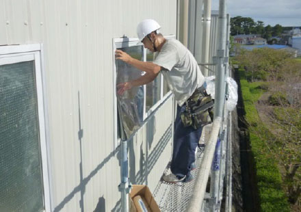工場窓への遮熱フィルムの取り付け