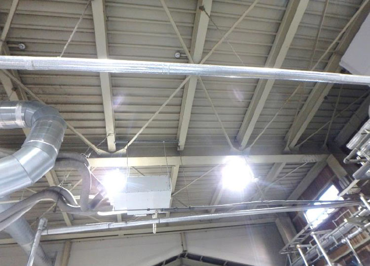 工場の天井掃除